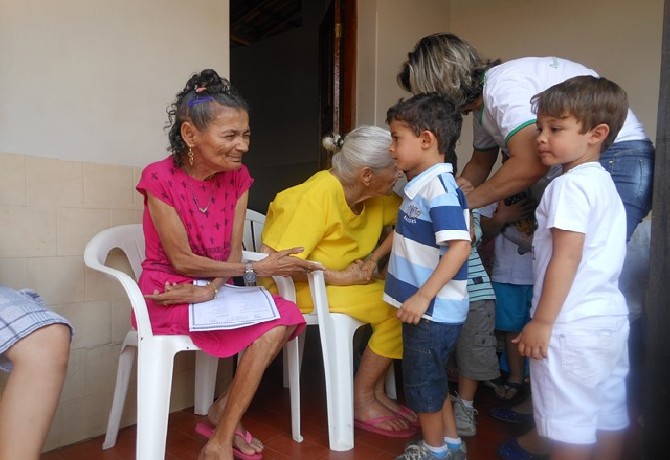 Visita da Escola de Evangelização Espírita Neozita Sertão Leite ao Lar do ancião