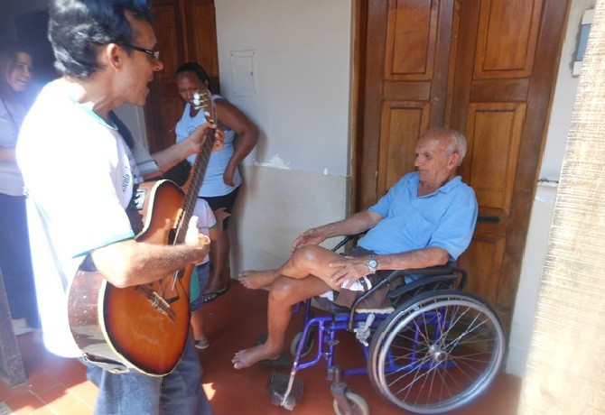 Visita da Escola de Evangelização Espírita Neozita Sertão Leite ao Lar do ancião