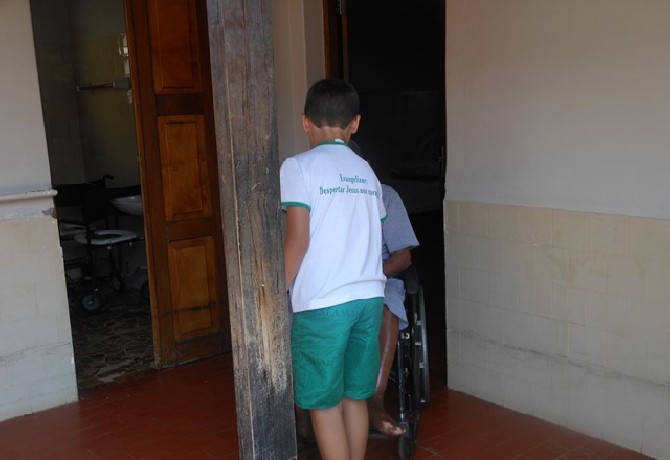 Visita da Escola de Evangelização Espírita Neozita Sertão Leite ao Lar do ancião