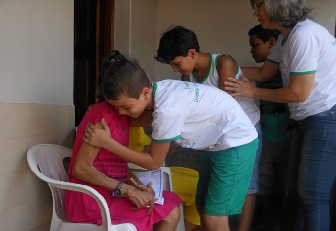 Visita da Escola de Evangelização Espírita Neozita Sertão Leite ao Lar do ancião