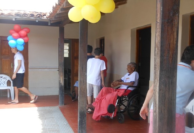 Visita da Escola de Evangelização Espírita Neozita Sertão Leite ao Lar do ancião