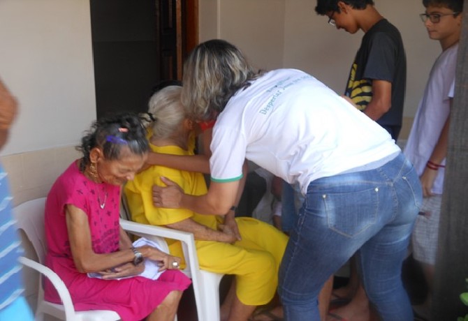 Visita da Escola de Evangelização Espírita Neozita Sertão Leite ao Lar do ancião