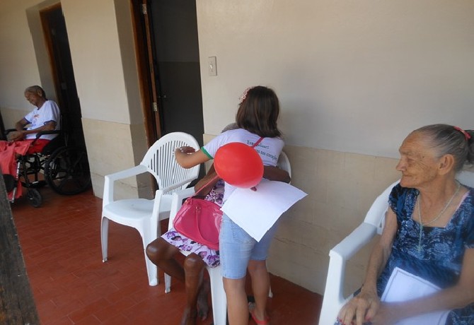 Visita da Escola de Evangelização Espírita Neozita Sertão Leite ao Lar do ancião