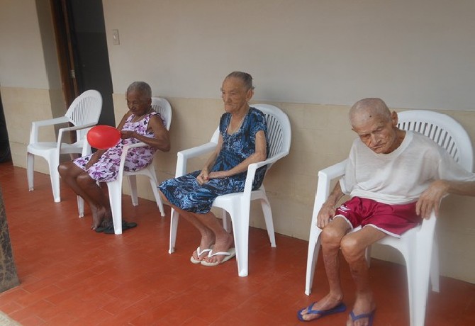 Visita da Escola de Evangelização Espírita Neozita Sertão Leite ao Lar do ancião
