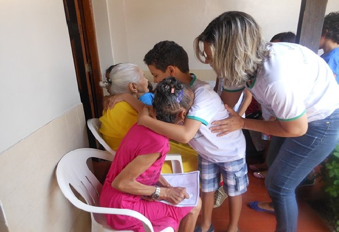 Visita da Escola de Evangelização Espírita Neozita Sertão Leite ao Lar do ancião